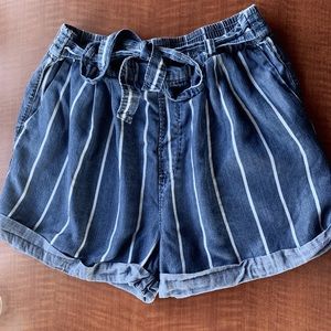 Universal Thread shorts Target Size L